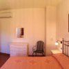 Camera da letto con letto matrimoniale e arredi in legno chiaro.