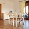 Sala con tavolo e sedie vicino a grandi finestre.