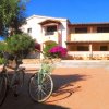 Edificio con bicicletta parcheggiata e fiori.