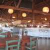 Ristorante ampio con soffitto di legno.