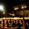Spettacolo serale su un palco illuminato.