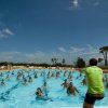 Lezione di acquagym in piscina all'aperto.