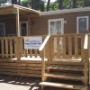 Casa mobile con terrazza in legno.