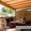 Terrazza con tavolo e sedie in vimini, piatti serviti.