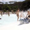 Bambini giocano in piscina con gonfiabile.