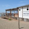 Stabilimento balneare sulla spiaggia con insegna 