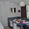 Interno di una casa con tavolo apparecchiato e divano ad angolo.