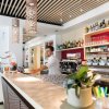 Bar moderno con bottiglie sugli scaffali.