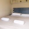 Letto matrimoniale con asciugamani piegati sopra.