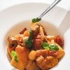 Piatto di pasta con pomodori e basilico.
