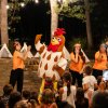 Persona in costume da gallina con bambini.