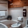Bagno accogliente con bidet e decorazioni.