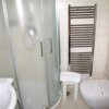 Bagno con cabina doccia, lavabo e scaldasalviette.
