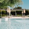 Dettaglio di una piscina con spruzzi d'acqua.
