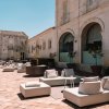 Terrazza con divani bianchi e tavolini.