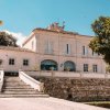 Villa storica con scale e terrazza panoramica.