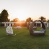 Giardino all'aperto con sedute di design al tramonto.
