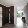 Corridoio con accesso a una stanza luminosa e bagno lussuoso.