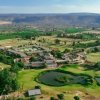 Vista aerea di un complesso con campi da golf e laghetti.