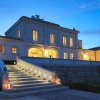 Elegante edificio storico con scala illuminata al crepuscolo.