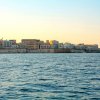 Skyline di edifici storici lungo la costa al tramonto.