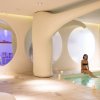 Interno di spa moderna con piscina e candele.