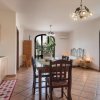 Cucina e zona pranzo con letto e ampie finestre.