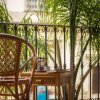 Balcone con sedia di vimini e tavolo.