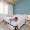 Stanza con letto matrimoniale e parete blu.