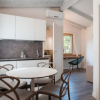 Cucina moderna con tavolo rotondo, sedie e interni luminosi.