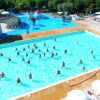 La piscina con scivolo del Villaggio Camping Verde Mare a Marina Palmense (Marche)