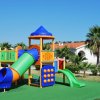 Area giochi con scivoli colorati.