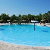 Grande piscina all'aperto con ombrelloni.