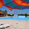 Piscina circondata da ombrelloni colorati.