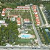 Vista aerea di un complesso con edifici e piscina.