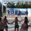 Persone ballano di fronte a un palco all'aperto.