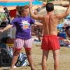 Persone che fanno ginnastica in spiaggia.
