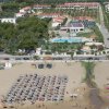 Veduta aerea di una spiaggia affollata.