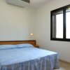 Camera da letto con letto matrimoniale e finestra.
