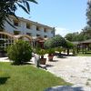Edificio hotel con giardino curato.