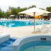Una piscina con lettini e ombrelloni.
