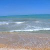 Mare calmo con piccole onde vicino alla riva.