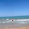 Persone che nuotano nel mare con onde leggere.