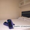 Camera da letto con letto matrimoniale e asciugamani.
