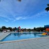 Piscina con giochi d'acqua colorati.