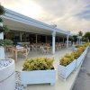 Ristorante all'aperto con tavoli e sedie.