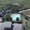 Veduta aerea di una piscina in un complesso.