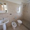 Bagno con lavabo, bidet e doccia.