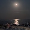 Spiaggia notturna con luna piena e campo da beach volley.