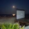 Schermo bianco su spiaggia al chiaro di luna.